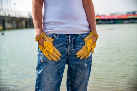 yellow-gloves-with-bow