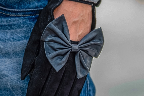 Black-glove-with-bow