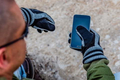 glove-with-mobile-phone