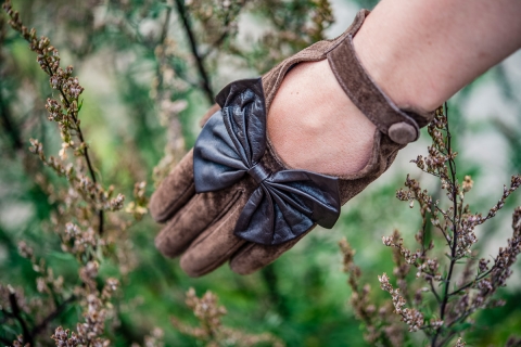 Brown-suede-glove-with-bow